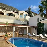 Sezen Καλκάν
